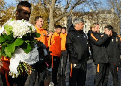 Attentats: les joueurs du Shakhtar Donetsk rendent hommage aux victimess