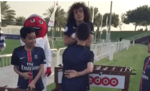 David Luiz fait le pitre avec des enfants à Doha