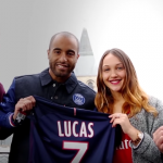 Lucas avec des fans du PSG