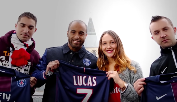 Lucas avec des fans du PSG