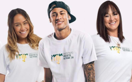 Neymar avec sa soeur et sa mere