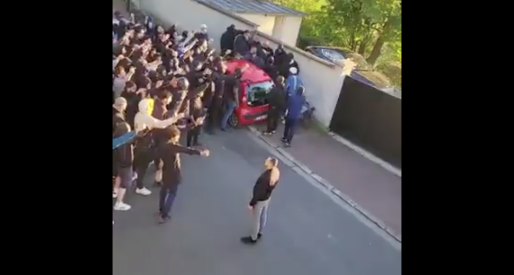 Les Ultras du PSG devant la maison de Neymar