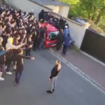 Les Ultras du PSG devant la maison de Neymar