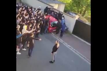 Les Ultras du PSG devant la maison de Neymar