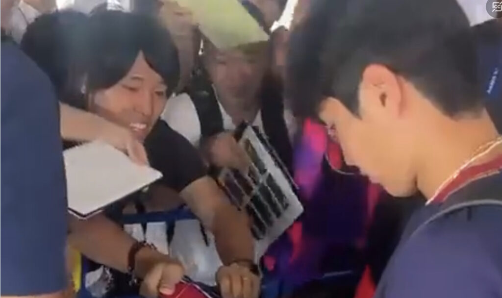 Kang-In Lee signs autographs in Japan