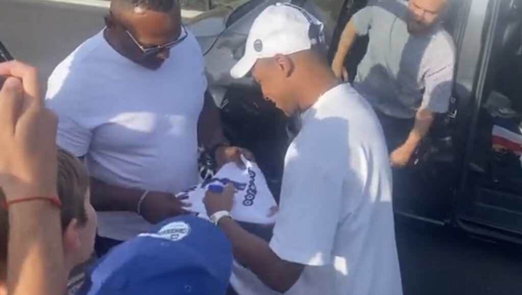 Mbappé signe des autographes