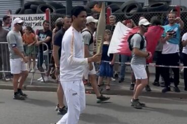 Nasser al-Khelaïfi avec la flamme olympique