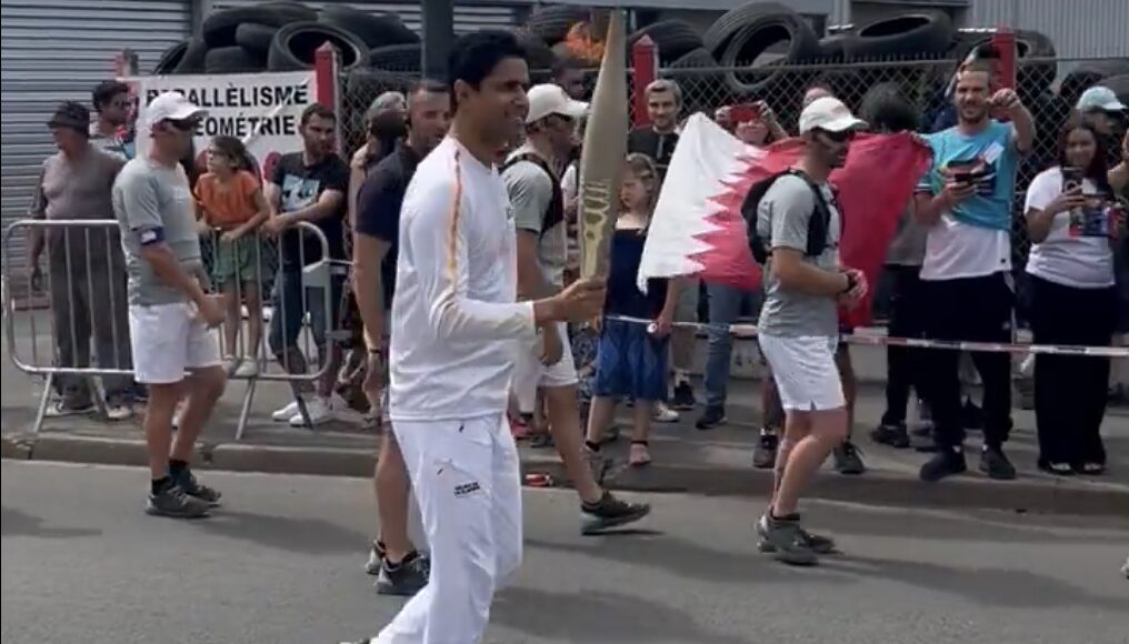 Nasser al-Khelaïfi avec la flamme olympique